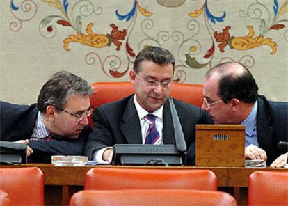 El presidente de la comisión de investigación del 11-M, Paulino Rivero (en el centro), flanquedo por el vicepresidente, Ángel Martínez Sanjuán (izquierda), y el secretario, Ignacio Gil Lázaro.
