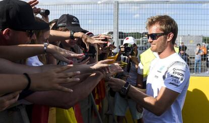 Nico Rosberg firma autógrafos en el circuito de Hungaroring.