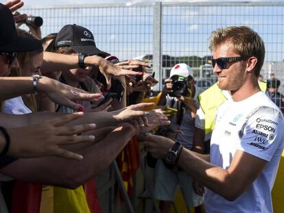 Nico Rosberg firma autógrafos en el circuito de Hungaroring.