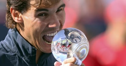 Nadal muerde el trpfeo de campeón en Montreal.