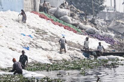 El plástico llega en barcazas a mansalva y se descarga a la orilla de un río de Dacca, la capital de Bangladés, para que los trabajadores lo clasifiquen y lo reciclen. La basura que se recicla aquí procede de los cinco continentes.