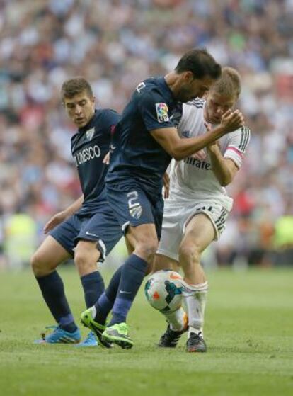 Illarra pugna por el balón con Gámez