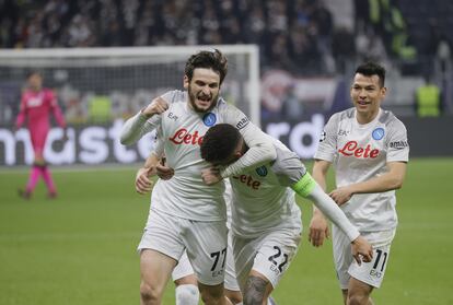 Kvaratskhelia felicita a Di Lorenzo ante Lozano, tras el 0-2 del Nápoles en Fráncfort.