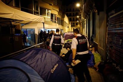 La nit ha transcorregut amb tranquil·litat. Molts ciutadans s'anaven apropant a les cinc del matí als locals per organitzar una asseguda de protesta contra l'ordre de tancament dels centres de votació.