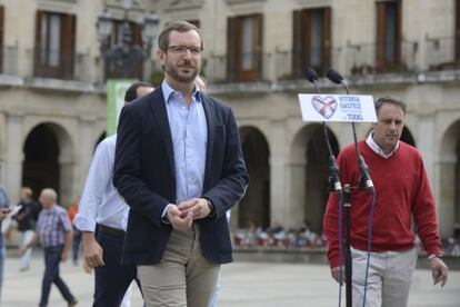 Javier Maroto, exalcalde de Vitoria, comparece en la Plaza de España junto al resto de ediles del PP.