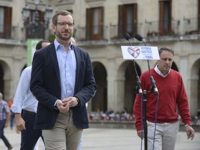 Javier Maroto, exalcalde de Vitoria, comparece en la Plaza de España junto al resto de ediles del PP.