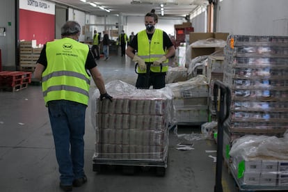 Dos voluntarios en el Banco de Alimentos de Barcelona.