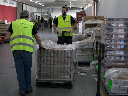 Dos voluntarios en el Banco de Alimentos de Barcelona [ALBERT GARCIA]