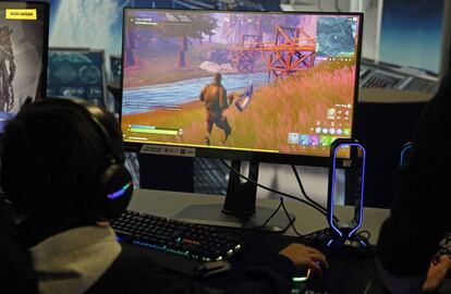Un gamer jugando con el 'Fortnite' de Epic Games en la 'Paris Games Week' el 29 de octubre de 2019 in Paris, France. 
