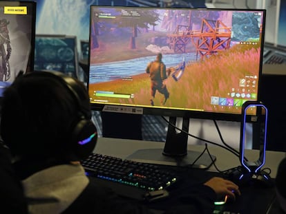 Un 'gamer' jugando a 'Fortnite' en la 'Paris Games Week' el 29 de octubre de 2019 en París.
