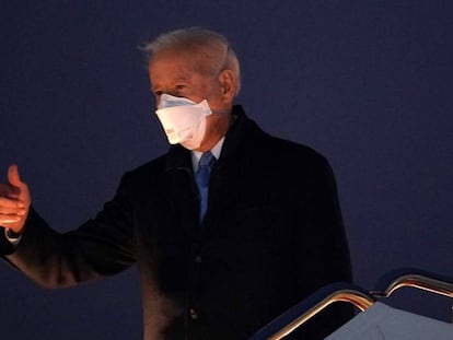 Joe Biden gesticula al subir al avión presidencial, en la base aérea de Andrews, Maryland.