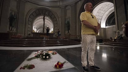 Un hombre posa junto a la tumba de Francisco Franco, en el Valle de los Caídos.