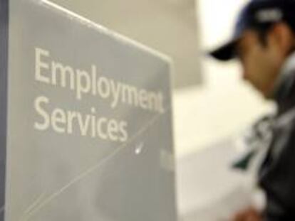 Fotografía de archivo del 2 de abril de 2009 que muestra a un hombre en una oficina de empleo en Nueva York, Estados Unidos.