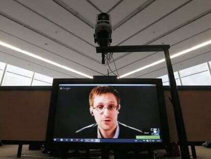 El exespía de la NSA Edward Snowden comparece el pasado mes de abril a través de una videoconferencia en una vista en el Consejo de Europa.