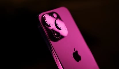 Trasera de un iPhone de Apple con luz rosa