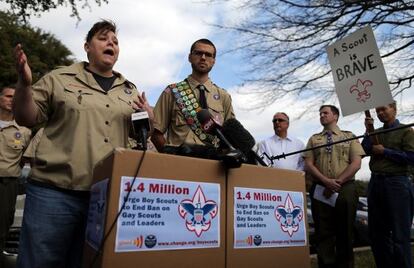 Jennifer Tyrrell entrega en Dallas los 1,4 millones de firmas en contra de la prohibici&oacute;n de los gais en los Boy Scouts de Am&eacute;rica.