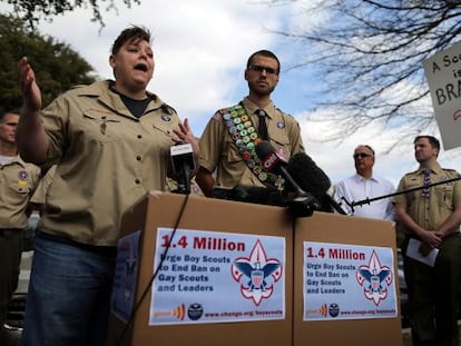 Jennifer Tyrrell entrega en Dallas los 1,4 millones de firmas en contra de la prohibici&oacute;n de los gais en los Boy Scouts de Am&eacute;rica.