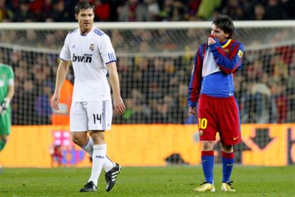 Xabi Alonso junto a Messi