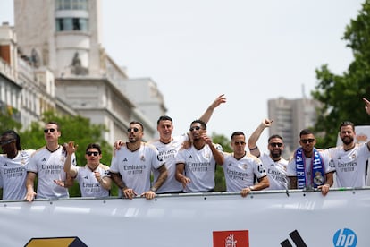 Los jugadores del Real Madrid durante la celebración con aficionados de la trigésimo sexta Liga, este domingo en Cibeles.