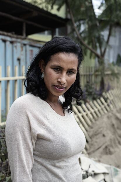 Maritu Mekonen, agente del Programa de Extensión Sanitaria, posa en el patio del centro de salud Afincho Ber en Adís Abeba, Etiopía. 