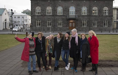 Da esquerda para a direita, a rapper Duridur B. Johansdottir, a líder feminista Brynhildur H. Ómarsdóttir, a educadora Margrét Pñ Ólafsdóttir, a deputada Rósa B. Brynjólfsdóttir, a rapper Ragnhildur Jonasdottir, a professora Hanna B. Vilhjálmsdóttir, a ex-deputada e especialista Kristín Ástgeirsdóttir e a vereadora Heida B. Hilmisdóttir, diante do Parlamento da Islandia.