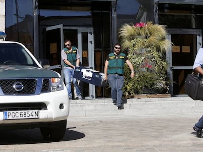 Agentes de la UCO, en uno de los registros de la primera fase de la Operaci&oacute;n P&uacute;nica.