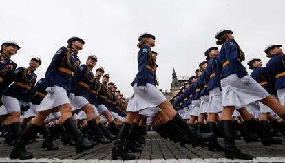 Mujeres del servicio ruso marchan durante un ensayo para el desfile del Día de la Victoria en la Plaza Roja en Moscú (Rusia).