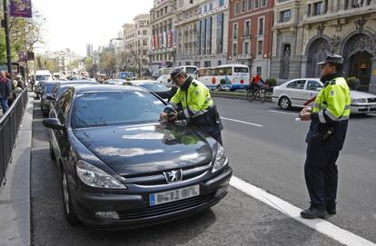 Agentes del Ayuntamiento de Madrid multan a los coches oficiales de la vicepresidenta del Gobierno, Mar&iacute;a Teresa Fern&aacute;ndez de la Vega y la ministra Bibiana A&iacute;do, el d&iacute;a de su toma de posesi&oacute;n en abril de 2008. 