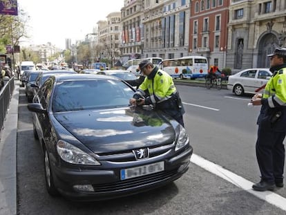 Agentes del Ayuntamiento de Madrid multan a los coches oficiales de la vicepresidenta del Gobierno, Mar&iacute;a Teresa Fern&aacute;ndez de la Vega y la ministra Bibiana A&iacute;do, el d&iacute;a de su toma de posesi&oacute;n en abril de 2008. 