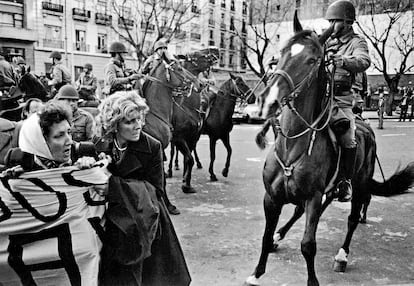 La policía a caballo carga contra las Madres de Plaza de Mayo durante una manifestación multitudinaria en 1982.