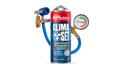 Kit para recargar el aire acondicionado sobre fondo blanco.