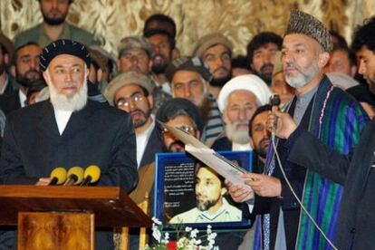 Rabbani (izq.), en una foto de archivo, junto al actual presidente, Hamid Karzai (dcha.)