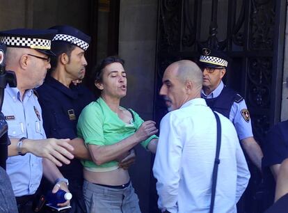 Momentos de tensi&oacute;n entre urbanos y manifestantes en Sant Jaume.