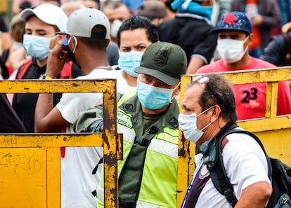 Grupo de pessoas na ponte Simón Bolívar em Cúcuta (Colômbia), que conecta o país com a Venezuela.