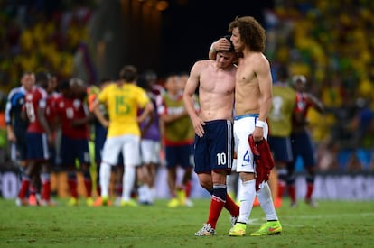 El jugador de la selección de Colombia, James Rodríguez (i), es consolado por David Luiz (d) al final del partido.