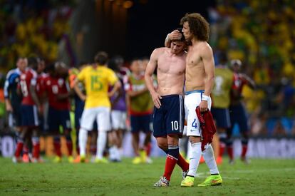 El jugador de la selección de Colombia, James Rodríguez (i), es consolado por David Luiz (d) al final del partido.