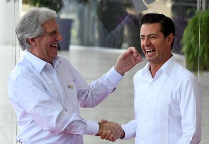 Tabaré Vázquez, presidente de Uruguay, saluda a su homólogo mexicano, Enrique Peña Nieto.