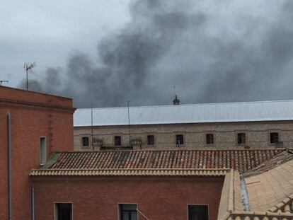 Humo en la prisión de Ocaña I (Toledo) durante el conato de plante de 300 reclusos el 9 de abril de 2020