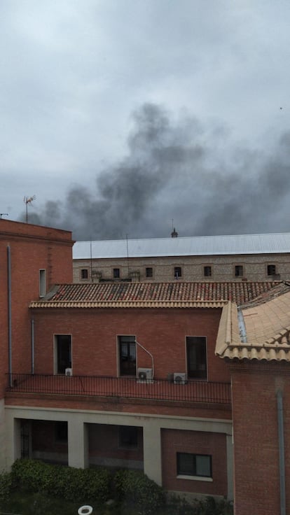 Humo en la prisin de Oca?a I (Toledo) durante el conato de plante de 300 reclusos el 9 de abril de 2020