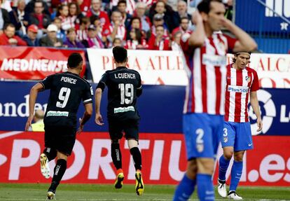 El centrocampista del Granada Isaac Cuenca (c) celebra el gol conseguido ante el Atlético de Madrid.