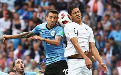 Matias Vecino de Uruguay lucha por el balón con Raphael Varane de Francia.  