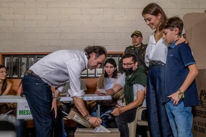 El candidato a la presidencia de Colombia Federico Gutierrez, votando acompañado de su familia durante la jornada electoral, en la Institución Educativa Inem José Félix de Restrepo en Medellín, Colombia. 