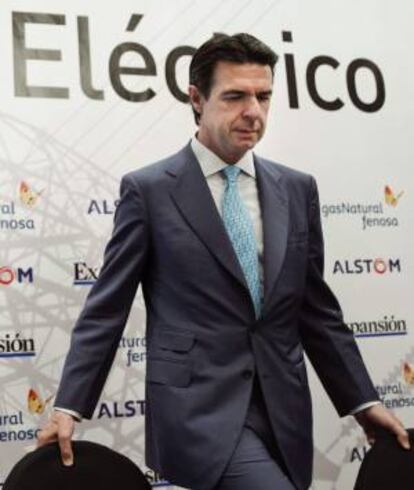 El ministro de Industria, José Manuel Soria, momentos antes de la inauguración, hoy en Madrid, del XI Encuentro del Sector Eléctrico, en el que está previsto que también participen, los presidentes de Unesa, Protermosolar, Acogen, REE, Abengoa Solar y AEGE, entre otros.