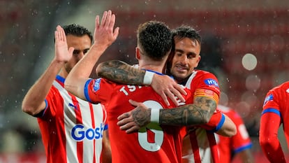 Viktor Tsygankov (c) celebra con sus compañeros su gol ante el Rayo Vallecano.