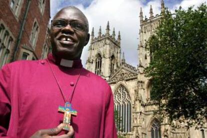 El arzobispo anglicano John Sentamu, de 56 años, ante la catedral de York, en el Reino Unido.