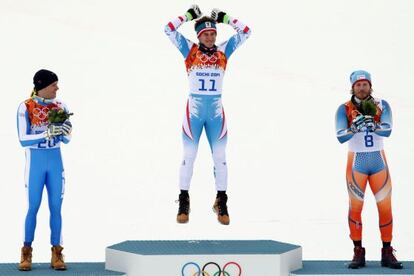 Matthias Mayer celebra su oro en lo alto del podio, junto a Christof Innerhofer (plata) y Kjetil Jansrud (bronce)