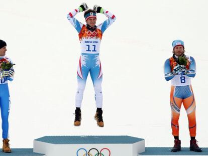 Matthias Mayer celebra seu ouro no alto do pódio, ao lado de Christof Innerhofer (prata) e Kjetil Jansrud (bronze).