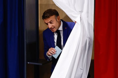 El presidente francés, Emmanuel Macron, en el colegio electoral en el que votó este domingo, en Le Touquet-Paris-Plage.