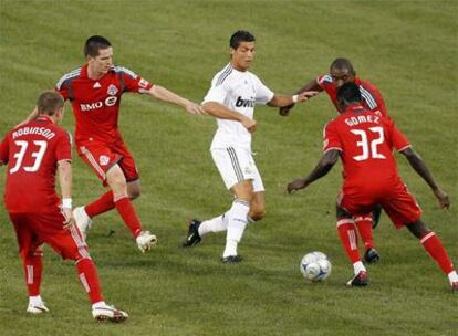 Cristiano Ronaldo, rodeado de jugadores del Toronto, en el partido de la madrugada del sábado.