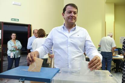 El presidente de la Junta de Castilla y León, Alfonso Fernández Mañueco, ejerce su derecho al voto en un colegio electoral en Salamanca, este domingo.
